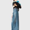Ausgestellte Jeans mit Kette Ausgestellte Jeans mit Kette
