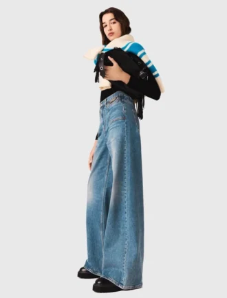 Ausgestellte Jeans mit Kette