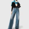Ausgestellte Jeans mit Kette Ausgestellte Jeans mit Kette