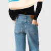 Ausgestellte Jeans mit Kette Ausgestellte Jeans mit Kette