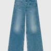 Ausgestellte Jeans mit Kette Ausgestellte Jeans mit Kette