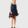 Ausgestelltes besticktes Jeanskleid