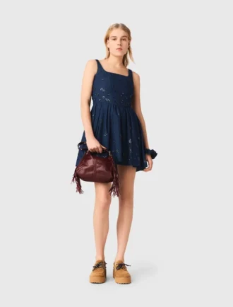 Ausgestelltes besticktes Jeanskleid