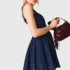 Ausgestelltes besticktes Jeanskleid