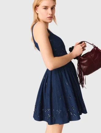 Ausgestelltes besticktes Jeanskleid