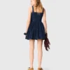 Ausgestelltes besticktes Jeanskleid