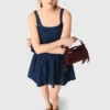 Ausgestelltes besticktes Jeanskleid