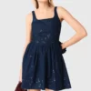 Ausgestelltes besticktes Jeanskleid