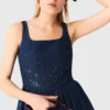 Ausgestelltes besticktes Jeanskleid
