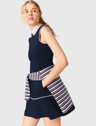 Ausgestelltes Kleid mit Kontrastbesatz