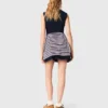 Ausgestelltes Kleid mit Kontrastbesatz