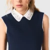 Ausgestelltes Kleid mit Kontrastbesatz