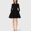 Ausgestelltes Minikleid aus Samt