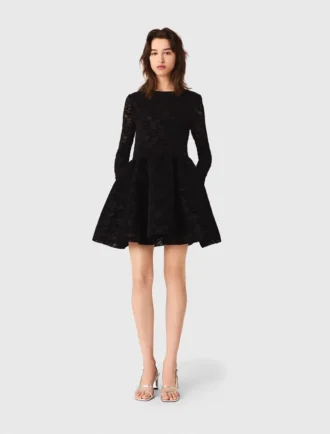 Ausgestelltes Minikleid aus Samt