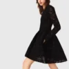 Ausgestelltes Minikleid aus Samt