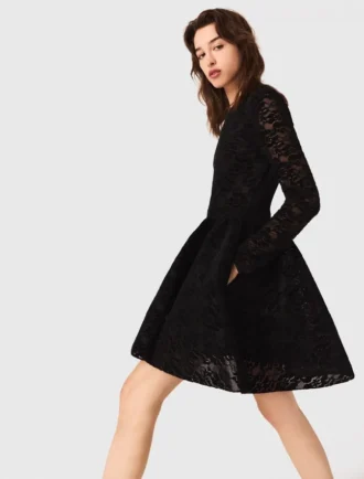 Ausgestelltes Minikleid aus Samt