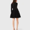 Ausgestelltes Minikleid aus Samt