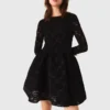 Ausgestelltes Minikleid aus Samt