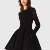 Ausgestelltes Minikleid aus Samt