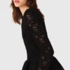 Ausgestelltes Minikleid aus Samt