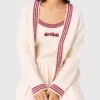 Bestickte, lange Strickjacke Bestickte, lange Strickjacke