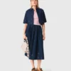 Besticktes, verkürztes Jeanshemd Besticktes, verkürztes Jeanshemd