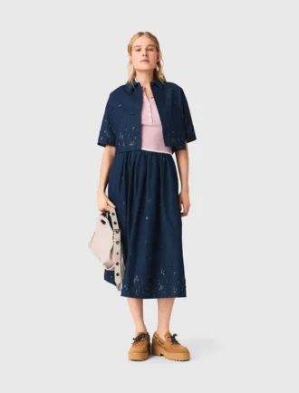 Besticktes, verkürztes Jeanshemd