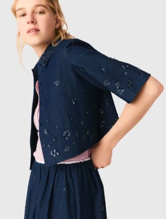 Besticktes, verkürztes Jeanshemd