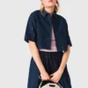 Besticktes, verkürztes Jeanshemd Besticktes, verkürztes Jeanshemd