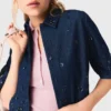 Besticktes, verkürztes Jeanshemd Besticktes, verkürztes Jeanshemd