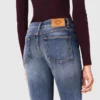 Bootcut-Jeans mit Reißverschlusstaschen Bootcut-Jeans mit Reißverschlusstaschen