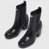 Chelsea-Stiefel aus Leder mit Absatz Chelsea-Stiefel aus Leder mit Absatz
