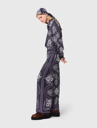 Fließende Hose mit Bandana-Print