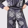 Fließende Hose mit Bandana-Print Fließende Hose mit Bandana-Print