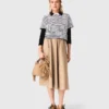 Gestreiftes T-Shirt mit Strassblume Gestreiftes T-Shirt mit Strassblume