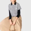 Gestreiftes T-Shirt mit Strassblume Gestreiftes T-Shirt mit Strassblume