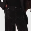 Jeans mit weitem Bein und Strasssteinen Jeans mit weitem Bein und Strasssteinen