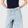 Jeans mit weitem Bein und Strasssteinen