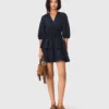 Kleid mit Rüschen und Strasssteinen