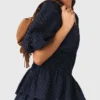 Kleid mit Rüschen und Strasssteinen