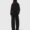 Kurze Jacke mit abnehmbarem Pelzkragen Kurze Jacke mit abnehmbarem Pelzkragen