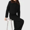 Kurze Jacke mit abnehmbarem Pelzkragen Kurze Jacke mit abnehmbarem Pelzkragen