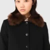 Kurze Jacke mit abnehmbarem Pelzkragen Kurze Jacke mit abnehmbarem Pelzkragen