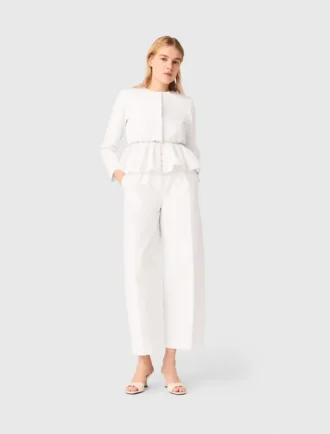 Kurze Jacke mit verziertem Gürtel