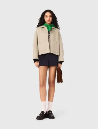 Kurze Wolljacke mit Falten am Rücken