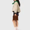 Kurze Wolljacke mit Falten am Rücken