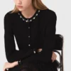 Kurzer Cardigan mit Schmuckdetails