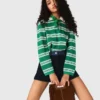 Kurzer gestreifter Polo-Pullover