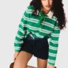 Kurzer gestreifter Polo-Pullover