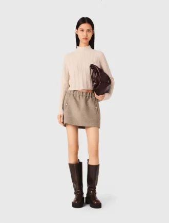 Kurzer Pullover mit Zopfmuster